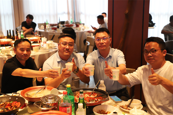1785381531813048.jpg 晚宴.jpg